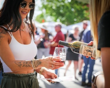 Ladies-pouring-wine.jpg